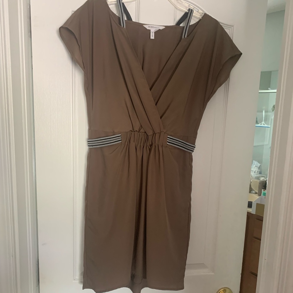 Flattering BCBG dress, fall right above the knee, worn only once